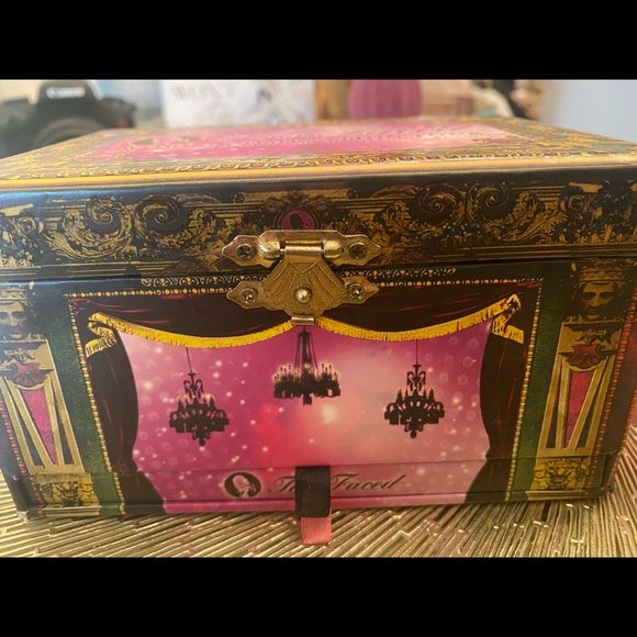 World Domination Tour Too Faced Makeup Palette - Picture 4 of 5